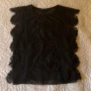 Säljer denna blus från Zara Trafaluc då den inte kommer till användning!❤️ (Skriv privat för bilder på)
