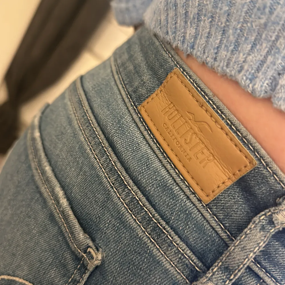 Säljer ett par hollister jeans som är köpt här på Plick, inte använd av mig, lite uppslitna där nere men annars inga skador. Jeans & Byxor.