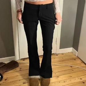 Lågmidjade kostymbyxor - Säljer dessa så snygga lågmidjade kostymbyxorna från bikbok i modellen Vera💗Storleken är 38 men dom passar mig som vanligtvis bär 36💗Nypriset är 499💕Bilderna är lånade