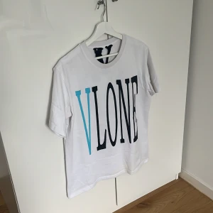 Vlone T-shirt  - 7,5/10 skick. Inga Defekter,  eller någorlunda! Använt sparsamt☑️, väl omhändertagen😌 Påse, Tag medföljs✅ Sitter perfekt på mig som är 177cm! Bara texten som gått bort så det ser lite lite suddigt ut, annars helt fler fri😆Mvh ItsForFits 🌟