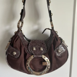 Vintage guess bag<3 - Jättesnygg guess väska i utmärkt skick. Har dock lite blå färg i (inget som syns utanför). Säljer då jag har för många väskor. En väldigt sällsynt och unik väska som passar till allt, har sålts för 2800kr.