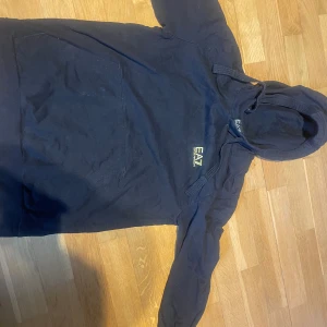 Armani hoodie ea7 - Säljer hoodien för jag har vuxit ur den och rensar ut. Den har inget slitage och är nästin till ny. Skriv om du har några frågor