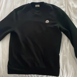 Moncler tröja - Storlek m. Bra skick, endast använd några gånger. Köpt för 5000 kr på NK.  Mittt pris: 1200