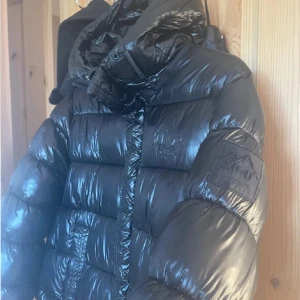 Superdry Jacka - Säljer nu min jacka fråm Superdry då den inte längre kommer till någon användning. Köpt här på Plick.