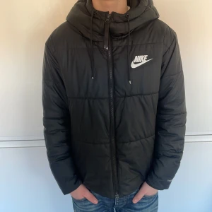 Nike dunjacka - Säljer min jacka pga den är för liten för mig. Dock är det att lagat hål bak vid axeln och därmed det lägre priset. Använd en säsong!