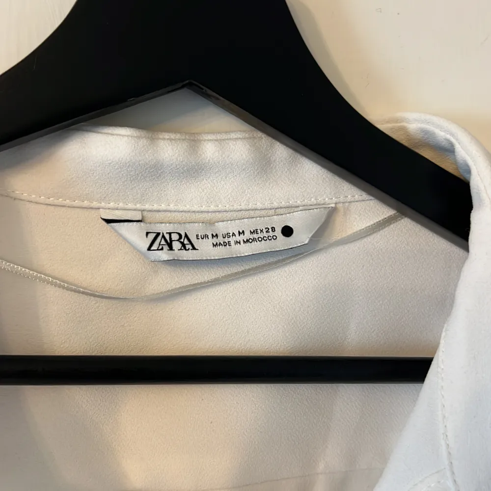 Vit skjortblus från Zara i storlek M. Blusen är croppad och har en dragkedja på sidan. Har använt 1 gång men har tyvärr blivit för liten. . Blusar.