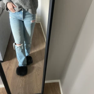 Jeans - Säljer dessa jeans från Lager 157 då dom aldrig kommer till användning. Använt 3 max gånger. Hittar ej dessa på deras hemsida. Det är ett par straight jeans med medelhög midja. 