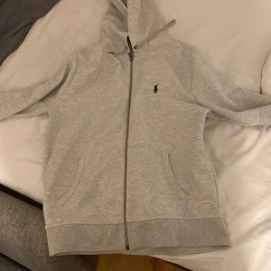 Ralph lauren zip Hoodie  - Fick den i present. Säljer pga att den är för liten. In princip helt ny, använt en gång (testade den).  Storlek M  Nypris: 2200 kr Mitt pris: 1000kr   Vi snabb affär kan priset diskuteras 