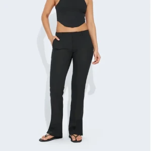 Kostymbyxor  - Säljer mina helt oanvända lågmidjade kostymbyxor med slits från BikBok. 