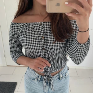 Blus - En supersöt offshoulder-blus. Älskar den till sena sommarkvällar.🤍 pris går att diskutera vid snabb affär!!