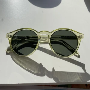 Chimi x HM - Säljer nu dessa solglasögon som HM tillsammans med chimi eyewear gjort. Slutsålda, i nyskick, inga repor eller andra defekter. Däremot har jag lycktas slänga förpackningen.  