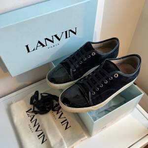 Hej! Säljer dessa sjukt snygga Lanvin skor. Dom är i mörkblå färg med svart glansig captoe. Bra skick, sulan är sliten. Storlek UK 8 vilket motsvarar 42/43. Box, dustbags och extra skosnören medföljer. Hör av er vid minsta lilla fundering. 🥂🍾👊🏻