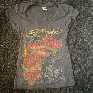 Edhardy bby tee - Vintage äkta ed hardy tröja i storlek s