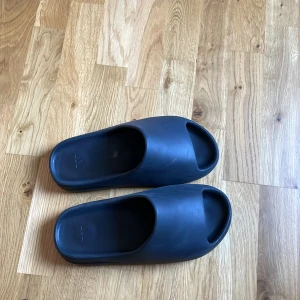 Yeezy slides - Säljer mina yeezy slides då de inte rkt passar mig samt att jag tröttnat på de. Äkta Pris kan sänkas vid snabb affär