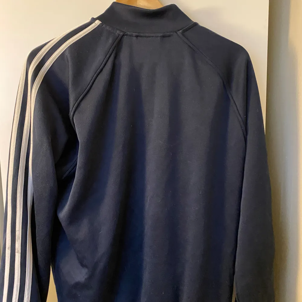 Adidas original beckenbauer track top. Strl L som jag säljer för den inye kommer till användning längre. Hör av er vid fler frågor eller om ni vill ha mera bilder. Kan även tänka mig byta samt priset går att diskutera. . Hoodies.