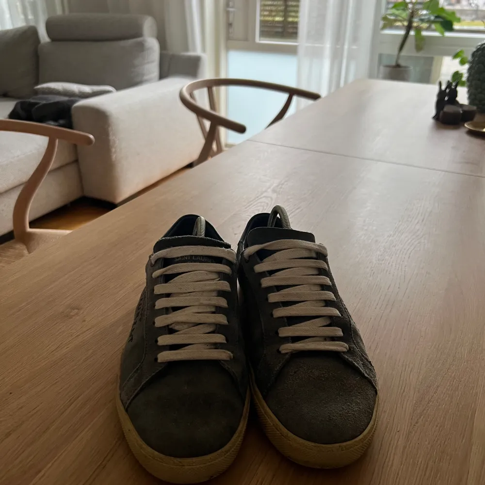 Säljer nu dessa Yves saint Laurent skor i färg grå, säljer pågrund av att jag har tröttnat på dom. Skick 7/10 kontakta mig för närmare bilder och mer information! Pris kan även diskuteras.. Skor.