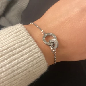 Edblad armband.  - . Inte använt på senaste då jag bytt till guld också därför jag säljer det. Använt ett antal gånger. Nypris 350 ish.