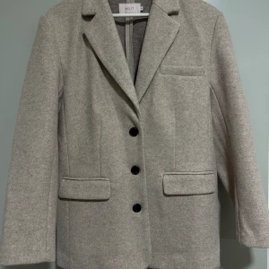 Jackor och Kavajer i nyskick - 1. Varm kavaj, storlek 34 från Nelly, 300kr 2. Vit kavaj från Zara, storlek S, 200kr 3. Kort vit kavaj från Nelly, storlek 38, 150kr 4. Vit kavaj från Nelly, storlek 38, 200kr 5. Gråvit skinnjacka från Stradivarius, storlek XL (passar L), 200kr