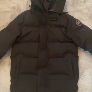 Canada goose macmillan black label svart  - 9/10 i skick bästa jackan jag någonsin har köpt den värmer och är riktigt snygg. Storlek S. Man får med ett burberry bälte med!
