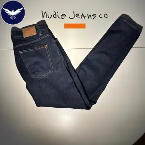 Ett par nudie jeans i den populära modellen grim tim | färgen är dry navy | skicket är 9,5/10 som nya | modellen är 182 och väger 67kg
