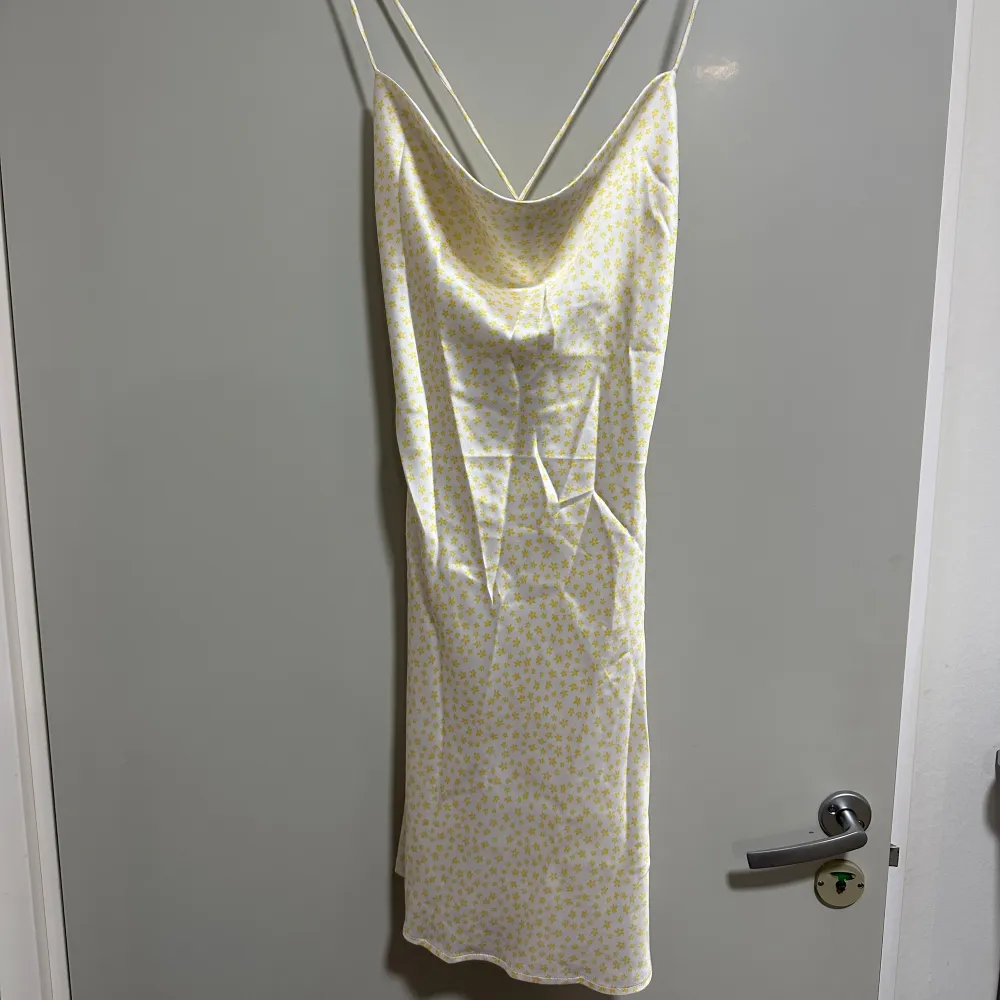Två korta klänningar med öppen rygg från NA-KD i nyskick med olika mönster i storlek 40, säljs för 200kr styck.. Klänningar.