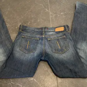 Säljer dessa vintage jeans som är i storlek s-M💞det är lågmidjade och passar i längden på mig som är 167🫶dem är kilade i midjan så orginal storlek är W25 Pris kan diskuteras 