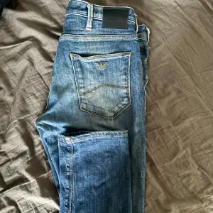 Armani jeans, inga skador, storlek 29, slimfit, model J06