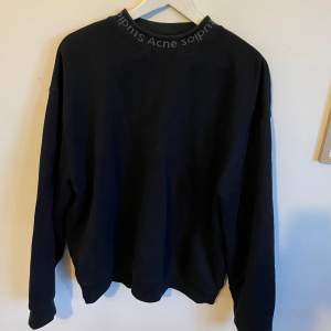 En svart acne sweatshirt. Inköpt 2019 i Acnes butik i Göteborg.  Väldigt sparsamt använd. Aldrig tvättad i tvättmaskin. Så väldigt fint skick och passform  Sitter mer som S