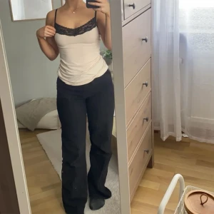 Linne med spetskant - Linne med spetskant i storlek S. 