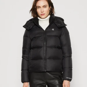 ck jacka - rätt så använd några bokstäver ramlat av på armen och (k) har börjat lossna lite där av priset på jackan💞 skriv vid minsta lilla svara på allt eller om man behvöer mer bilder💞 Nypris 2200kr