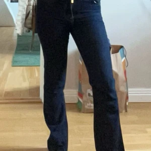 Jeans - Snygga utsvängda jeans ifrån zara som knappt använts