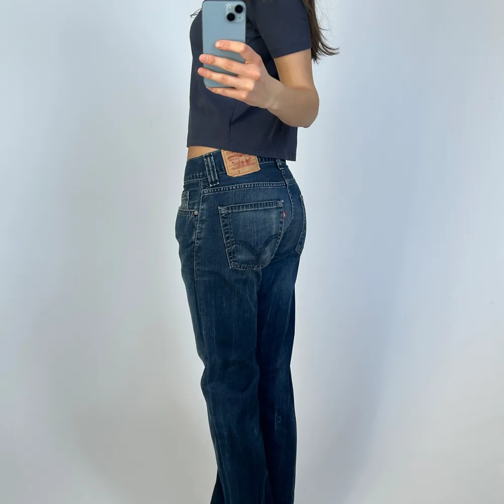 Supersnygga levis jeans, super bra skick. 40 cm midja tvärs över, 78 cm innerbenslängd.. Jeans & Byxor.