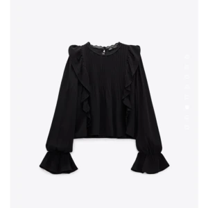 Svart blus från Zara - Svart blus från Zara💕 I bra skick, köpt för 300kr🫶🏻