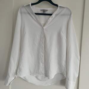 Jättefin och elegant vit skjorta!! Aldrig använt denna så den är i fint skick❣️