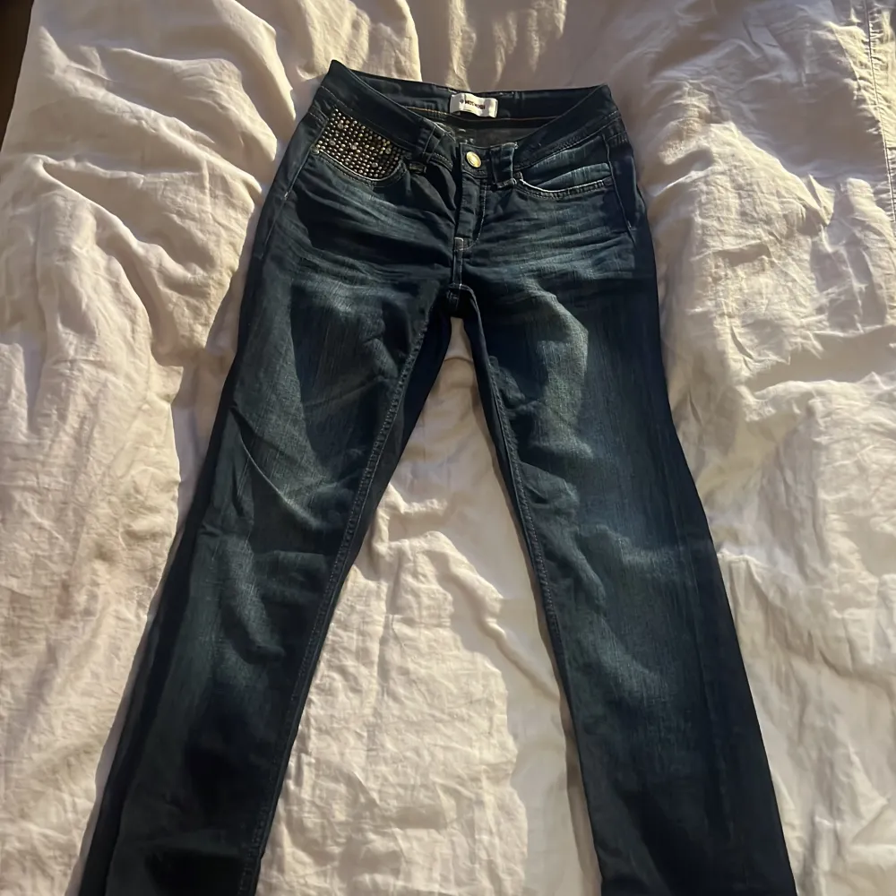 Jeans från Mos Mosh med supersnygga detaljer!! Storlek 26. Skinny/slim i modellen. Jättefint skick!!. Jeans & Byxor.