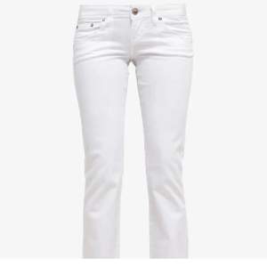 Low waisted ltb jeans. Super fina att ha nu till våren. Har använt dom ett få antal gånger. Inga slitandet eller andra defekter, slutsåld på hemsidan. Passar någon som är runt 160-165 lång. Storlek 28/30❤️(lånad bild)