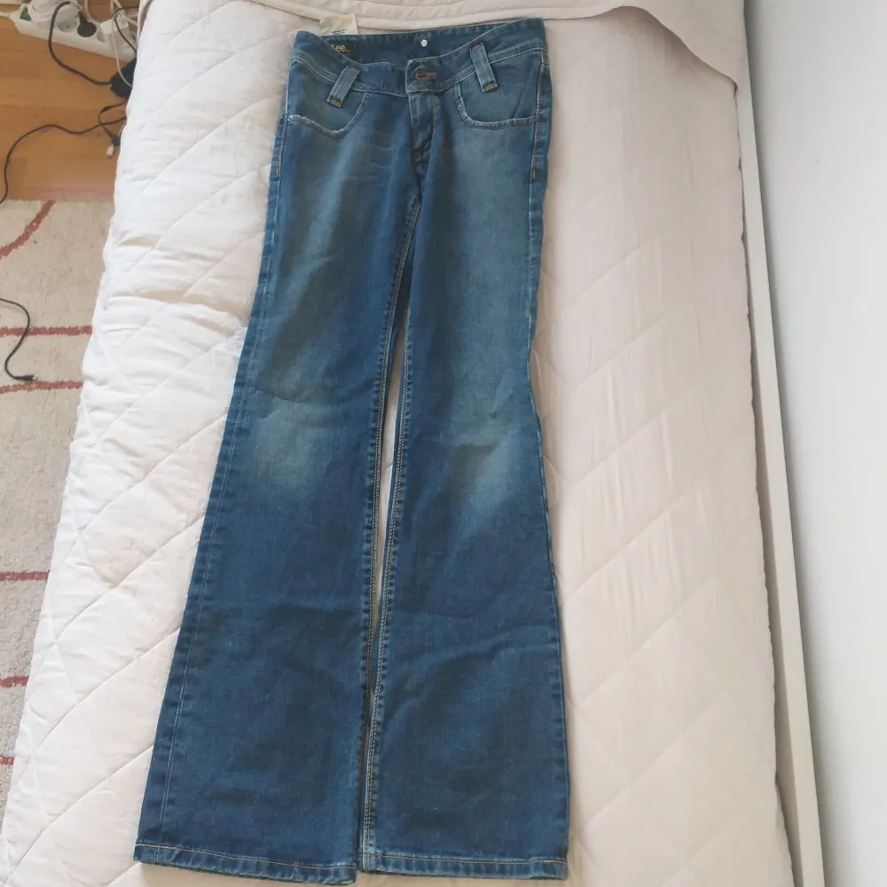 Säljer dessa lågmidjade jeans då de inte passade mig. Bara att skriva om du har några funderingar💕. Jeans & Byxor.