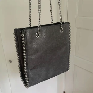 Väska 🙌🏼 - Skit snygg väska från zara, använd så därav priset  Inga synliga skador, bta med utrymme 💞