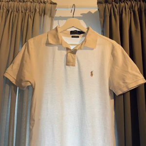 Poli Ralph Lauren Pike - Köpt sommaren 2023 Skick: 9,5/10 Nypris: 1199 kr Säljes för: 350 kr Storlek: S