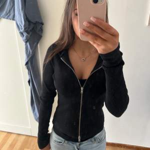 Slutsåld svart tajt zip hoodie, köpt från weekday för 550kr. Aldrig använd, skriv för fler frågor