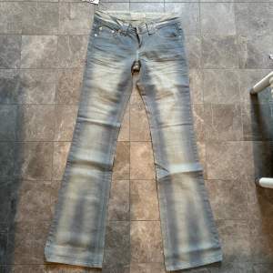 Jätte coola och unika jeans som tyvärr är försmå (har ingen bild med de på)  Midjemått: 37cm Innerbenslängd: 80cm