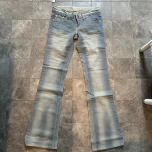 Lågmidjade bootcut jeans  - Jätte coola och unika jeans som tyvärr är försmå (har ingen bild med de på)  Midjemått: 37cm Innerbenslängd: 80cm