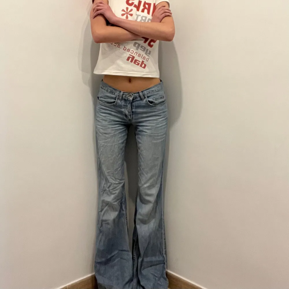 Superfina verkligen!! Jag är 175 cm lång och brukar ha strl S i jeans. Midjemåttet är 38 cm och innerbenslängden 86 cm. Är utomlands just nu så kan inte posta förrän 1 april ❤️. Jeans & Byxor.