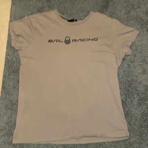 Sail racing t shirt herr storlek L - Köpt men aldrig använd  Jag står inte för frakten 