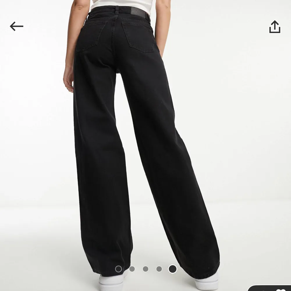 Svarta vida jeans från monki som är helt slutsålda på ASOS och Monkis hemsida💕nypris 570kr säljer för 250kr billigare vid snabb affär, sparsamt använda💕skriv för fler bilder. Jeans & Byxor.