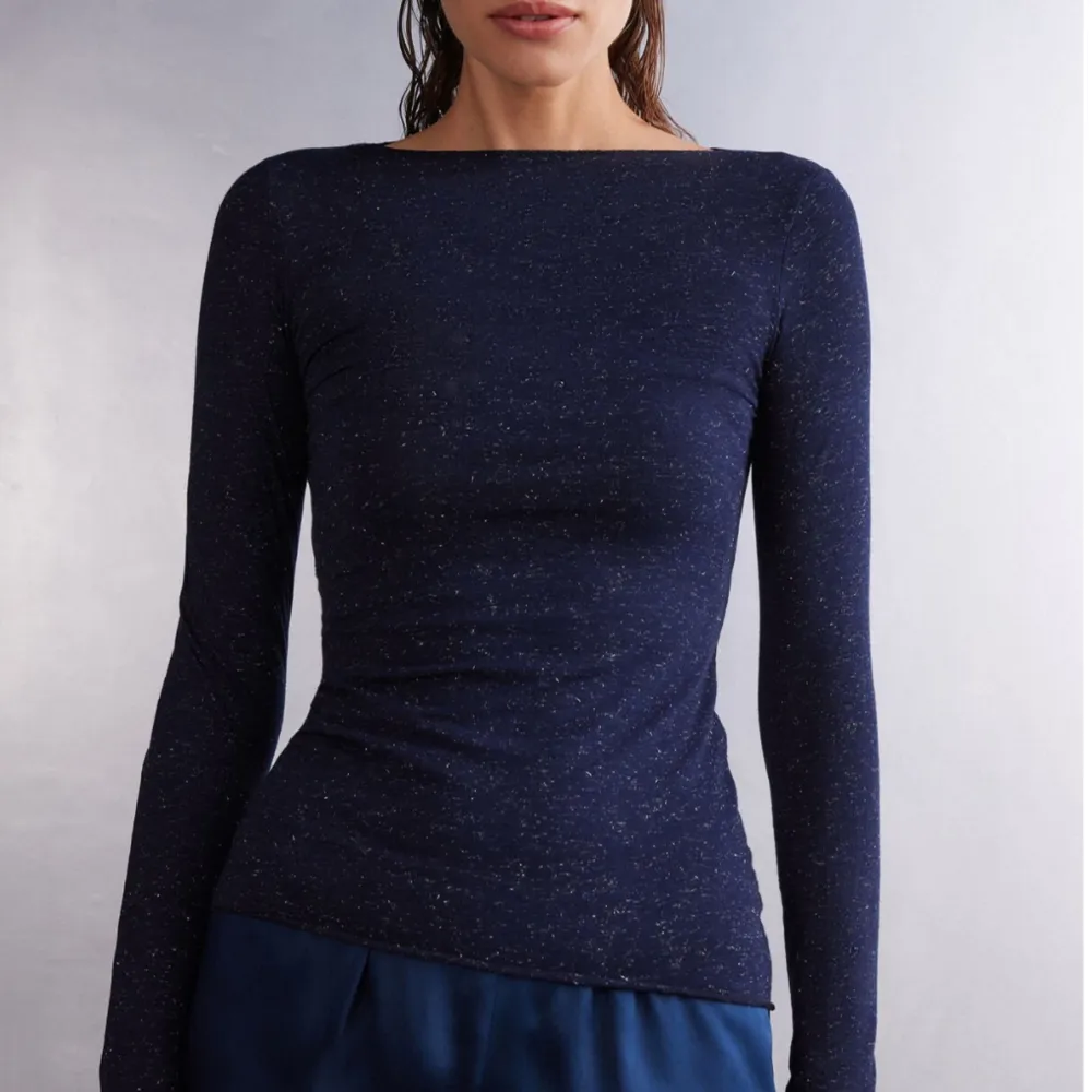 Super fin glittrig marinblå intimissimi tröja!💞 endast använd vid 1 tillfälle💞 säljer då den inte kommer till användning💞. Toppar.