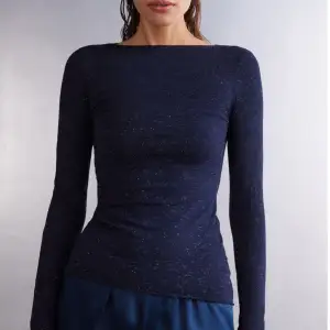 Super fin glittrig marinblå intimissimi tröja!💞 endast använd vid 1 tillfälle💞 säljer då den inte kommer till användning💞