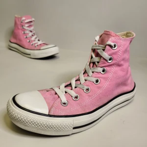 Converse All Star Sneakers Storlek 37 Chuck Taylor Skor Rosa - 14 dagars ångerrätt! Skorna är lite slitna under (bild 3), skosnörena är slitna (bild 2) och lite smutsiga i tyget men annars är de i bra skick. Inga hål på utsidan eller insidan. Ingen illa lukt. Hör av dig vid frågor! Tack för att du tittade!