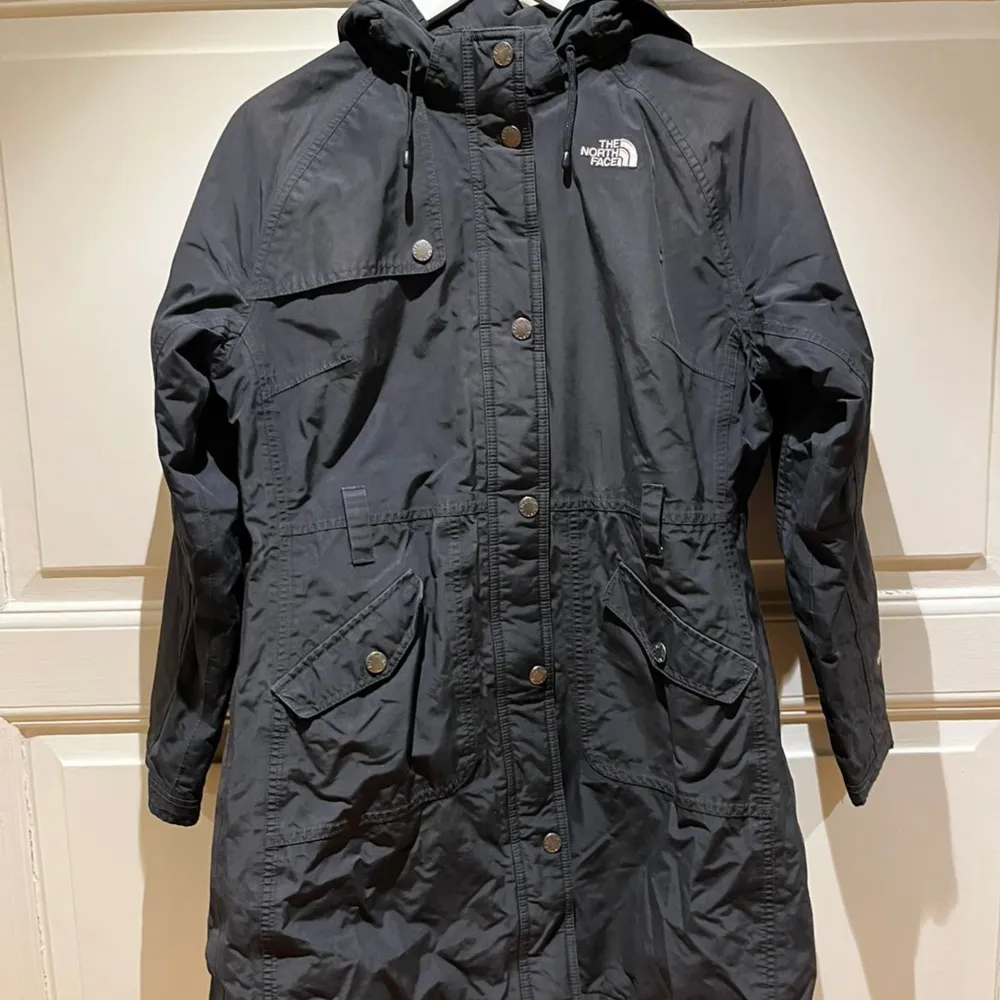 Storlek M Dam. Mycket fin The North Face Jacka i mycket bra skick. Jackan är längre i modellen. Nypris Ca 2000kr. Vårt pris 299kr + frakt.  Känner ni för att köpa flera produkter samtidigt kan vi komma överens om paketpriser och frakt🤝. Jackor.