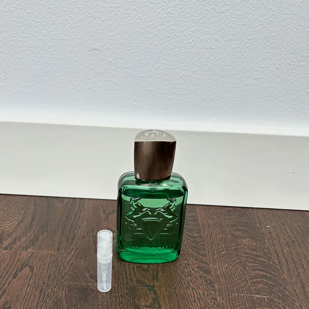 Pdm/Parfums de Marly Greenly, 2ml sample/test  Populär, högkvalitativ, frisk och fruktig sommardoft.   18kr frakt, betalas av köparen  Ordinariepris 2300(75ml). Övrigt.